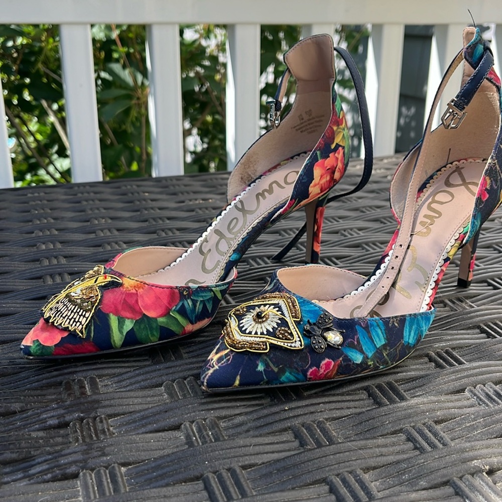 Stunning heels with tropical floral design and gold appliqués.